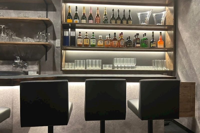 QUEEN West (クイーンウエスト) 神田 ガールズラウンジ 店内写真2