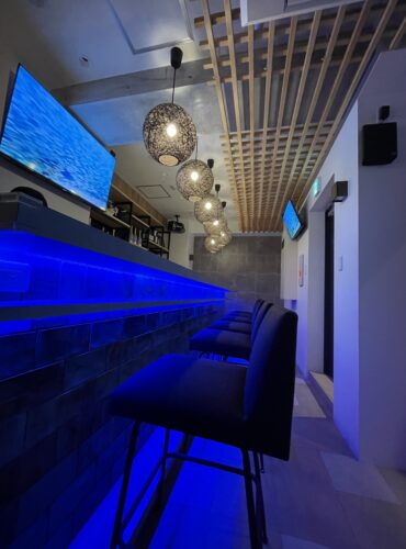 Girls Resort Bar Wave