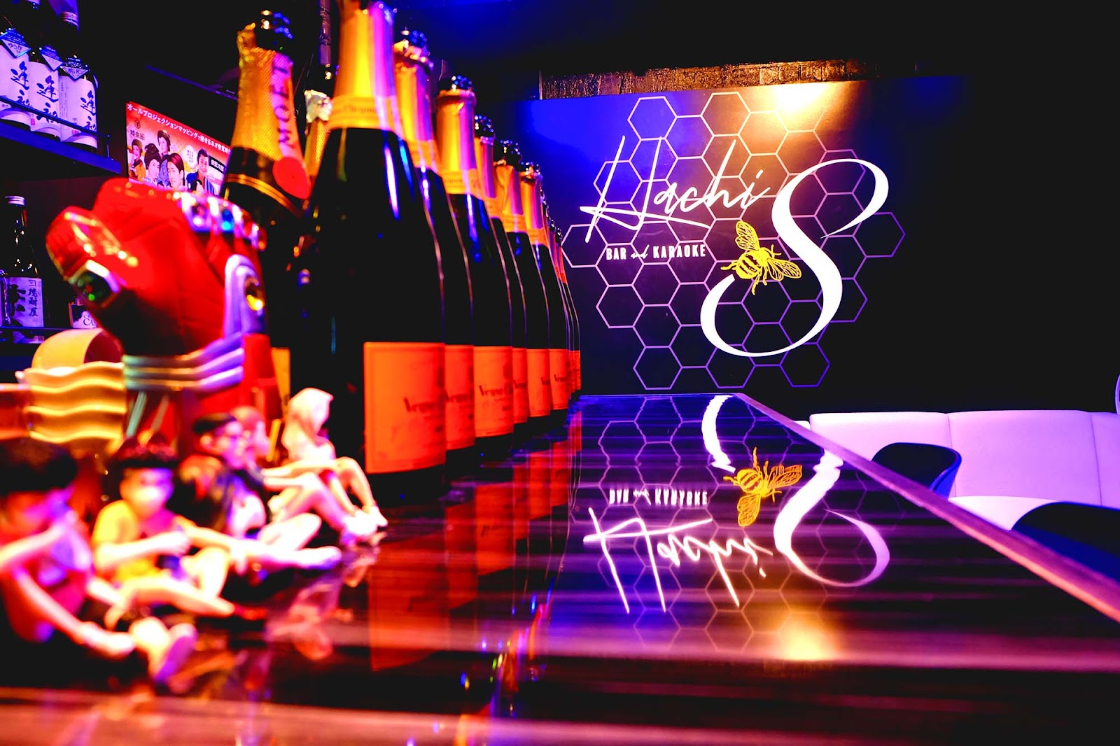 BAR and KARAOKE Hachi 店内写真