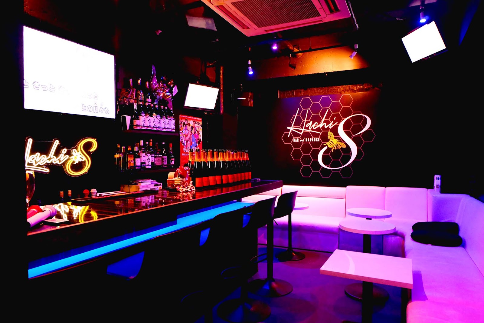 BAR and KARAOKE Hachi 店内写真2